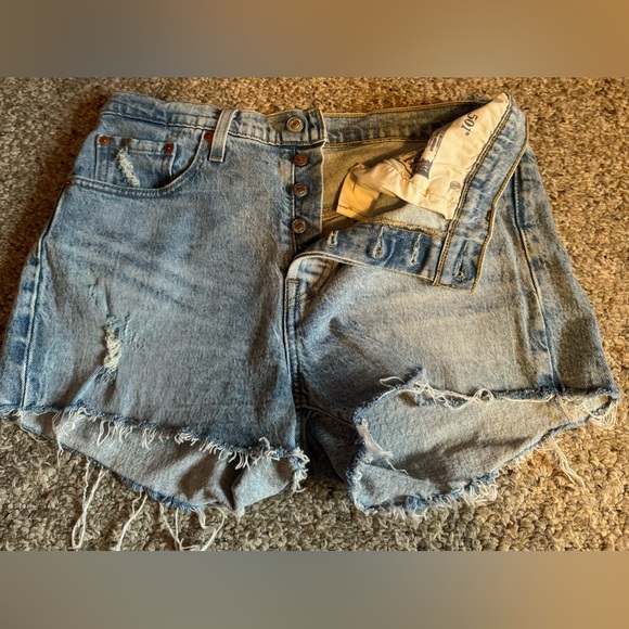 New Levi’s 501 Light Wash Women’s Distressed Jean Shorts - Picture 6 of 8